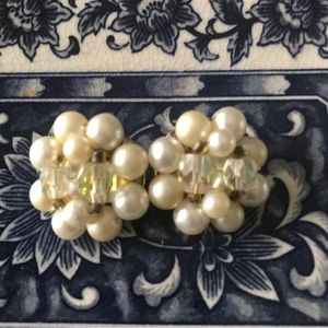 EUC 1 pair of Vintage Bead Cluster clip on Earrings -1950’s mid century